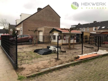 Dubbelstaafmat hekwerk geleverd in Urmond, Limburg voor een verblijfplaats van dieren Dubbelstaafmat hekwerk verblijfplaats geleverd in Urmond Limburg