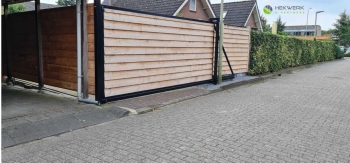 Geautomatiseerde schuifpoort houtinleg Vaassen Schuifpoort met houtinleg geleverd in Vaassen