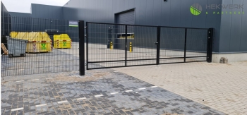 Dubbelstaafmat poorten gemonteerd op industrieterrein Dubbelstaafmat dubbele poort