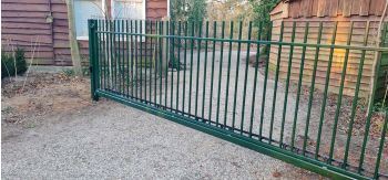 Schuifpoort met spijlen geleverd en geplaatst in Apeldoorn Een spijlenschuifpoort geleverd in Apeldoorn