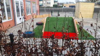 Looppoort en hekwerk geleverd voor een basisschool in Diever Een looppoort in combinatie met dubbelstaafmat hekwerk geleverd in Diever