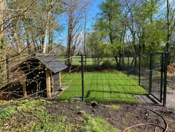 Dierenverblijf van dubbelstaafmat hekwerk en looppoort geplaatst in Eesveen