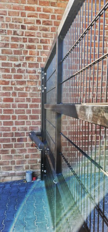 Enkele poort volledig maatwerk geleverd in Weurt