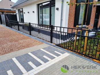 Sierhekwerk met een schuifpoort gemonteerd in Oosterbeek Sierhekwerk Jasper