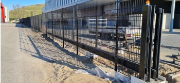 Schuifpoort en dubbelstaafmat hekwerk geplaatst in Barneveld Geautomatiseerde schuifpoort in combinatie met dubbelstaafmat hekwerk geleverd in Barneveld