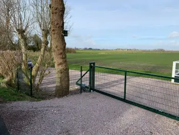 Geautomatiseerde schuifpoort in combinatie met een looppoort geleverd in Zweins