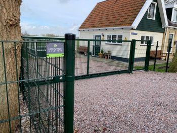 Schuifpoort en looppoort geleverd en gemonteerd in Zweins Geautomatiseerde schuifpoort in combinatie met een looppoort geleverd in Zweins