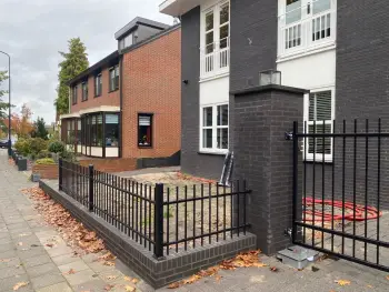 Moderne sierpoort en sierhekwerk geleverd in Ugchelen