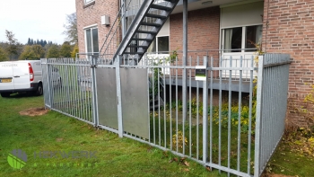 Spijlenhekwerk vergroot bij een zorginstelling, Oosterbeek Verhoogde spijlenhekwerk