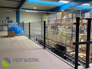 Dubbelstaafmat hekwerk geleverd in bedrijfshal Eindhoven Dubbelstaafmat hekwerk geleverd in Eindhoven